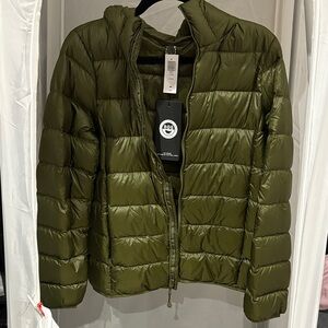 BNWT Aritzia TNA Green down filled Puffer The Little Puff Jacket
